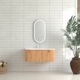 Meuble-lavabo mural AISU à bords incurvés, couleur noyer naturel, avec vasque en céramique blanche