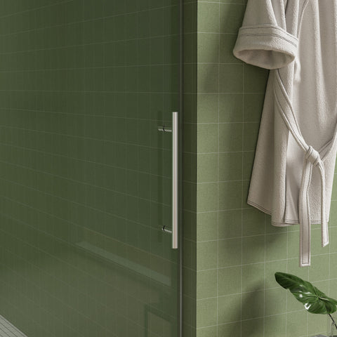 Porte de douche coulissante sans cadre avec porte-serviettes (56 à 60 po de largeur x 70 po de hauteur), verre trempé de qualité supérieure de 8 mm d'épaisseur, revêtement double face facile à nettoyer, finition nickel brossé avec tampon. 