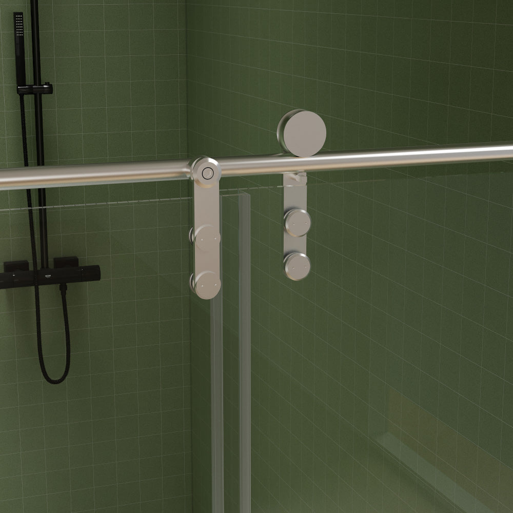 Porte de douche coulissante sans cadre avec porte-serviettes (56 à 60 po de largeur x 70 po de hauteur), verre trempé de qualité supérieure de 8 mm d'épaisseur, revêtement double face facile à nettoyer, finition nickel brossé avec tampon. 