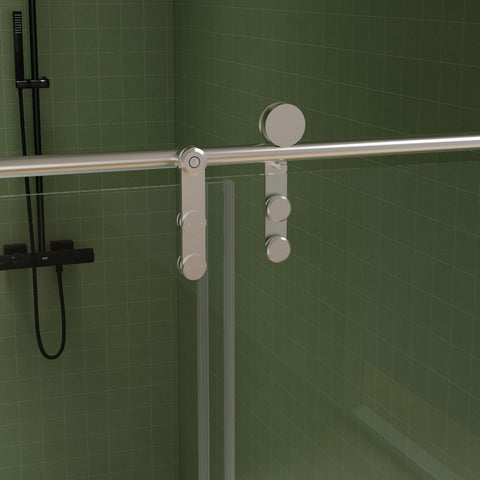 Porte de douche coulissante sans cadre avec porte-serviettes (56 à 60 po de largeur x 70 po de hauteur), verre trempé de qualité supérieure de 8 mm d'épaisseur, revêtement double face facile à nettoyer, finition nickel brossé avec tampon. 