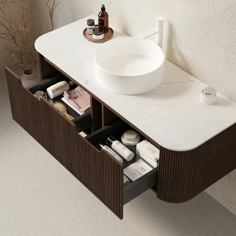 AISU Schwebender Badezimmer-Waschtisch mit geschwungenen Kanten und gestreiftem Design, mit weißem Keramikwaschbecken, OHNE Wasserhahn, vormontiert, Farbe dunkle Walnussholzmaserung