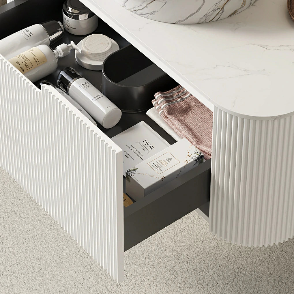 AISU Schwebender Badezimmer-Waschtisch mit geschwungenen Kanten und gestreiftem Design und rundem Keramikbecken, Farbe Weiß