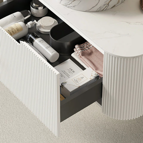 AISU Schwebender Badezimmer-Waschtisch mit geschwungenen Kanten und gestreiftem Design und rundem Keramikbecken, Farbe Weiß
